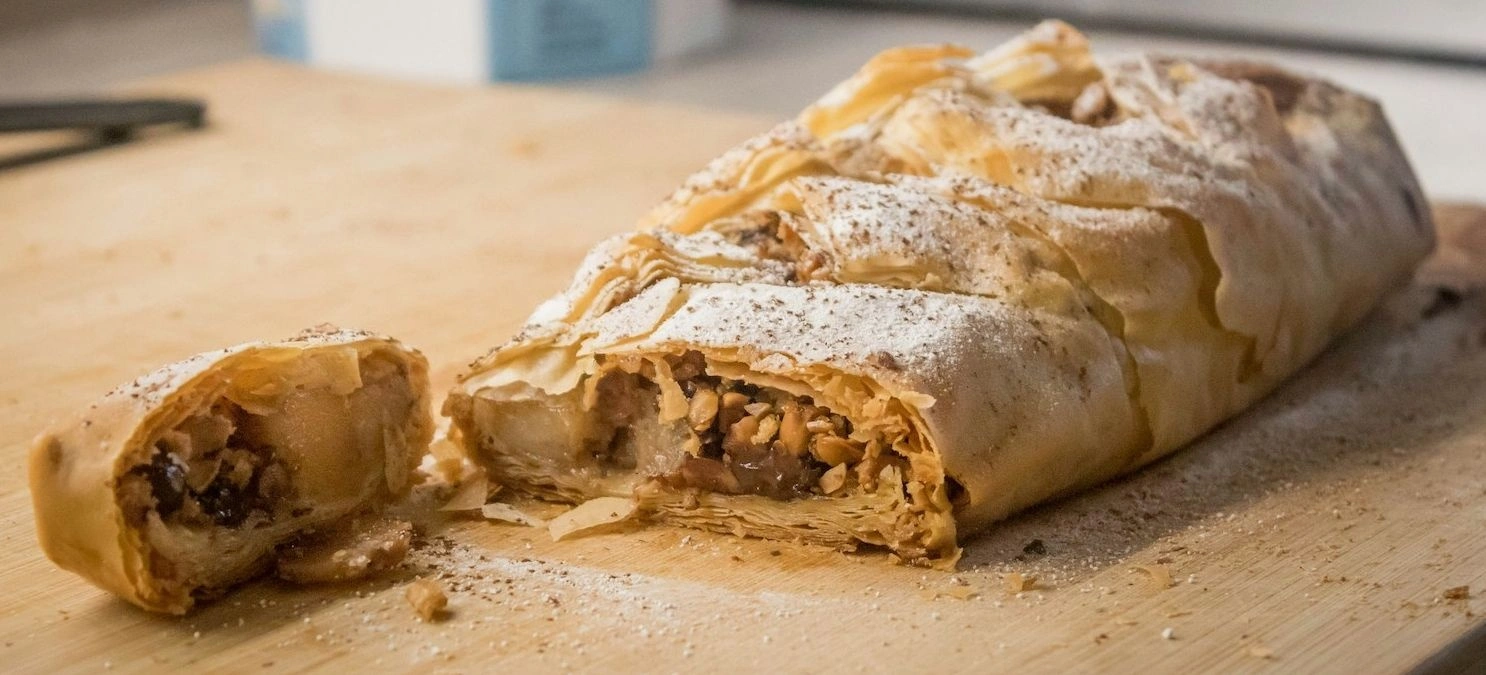 İnce Yufkalı Geleneksel Elmalı Strudel: Apfelstrudel