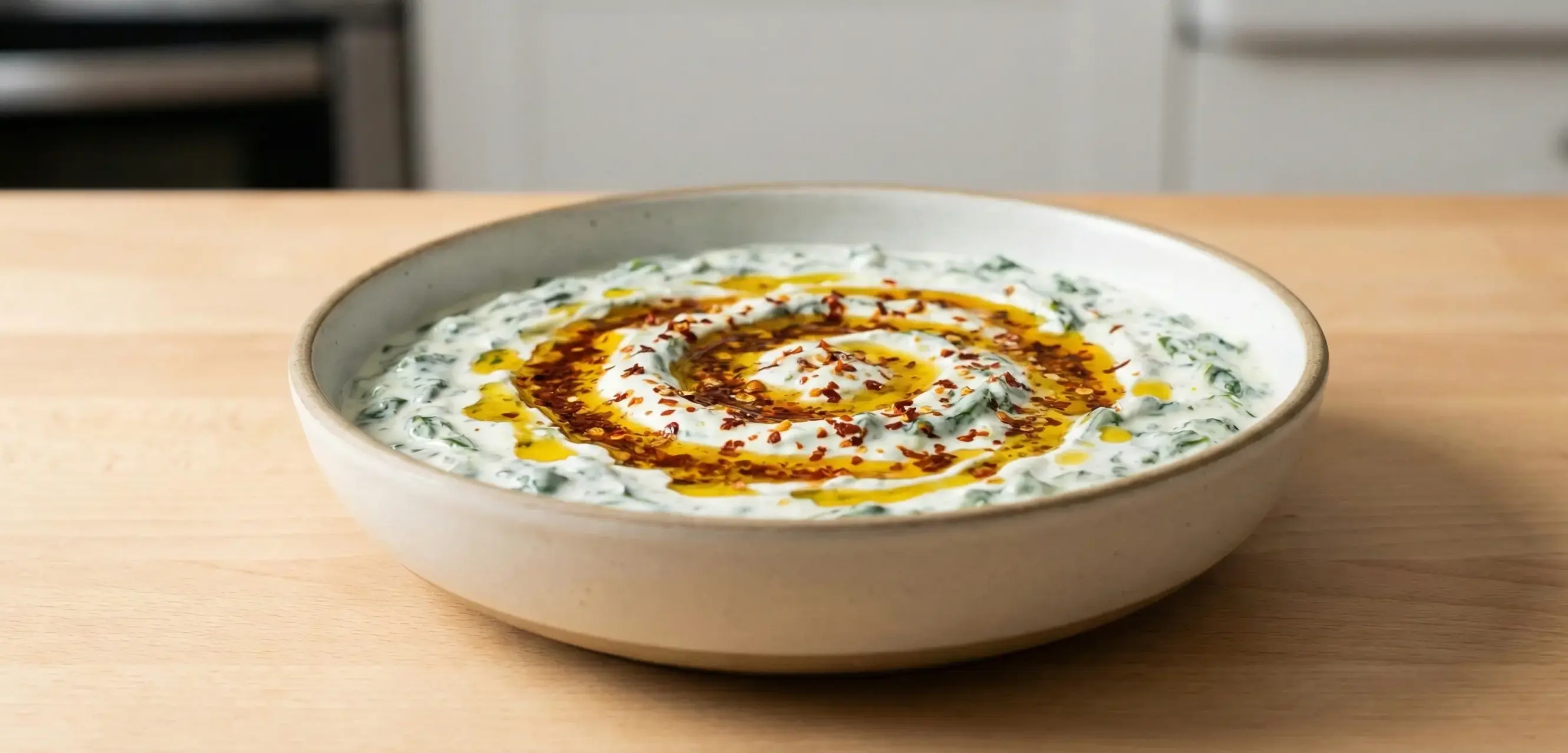 Sofraların En Sağlıklı Mezesi: Tam Kıvamında Ispanak Borani Tarifi