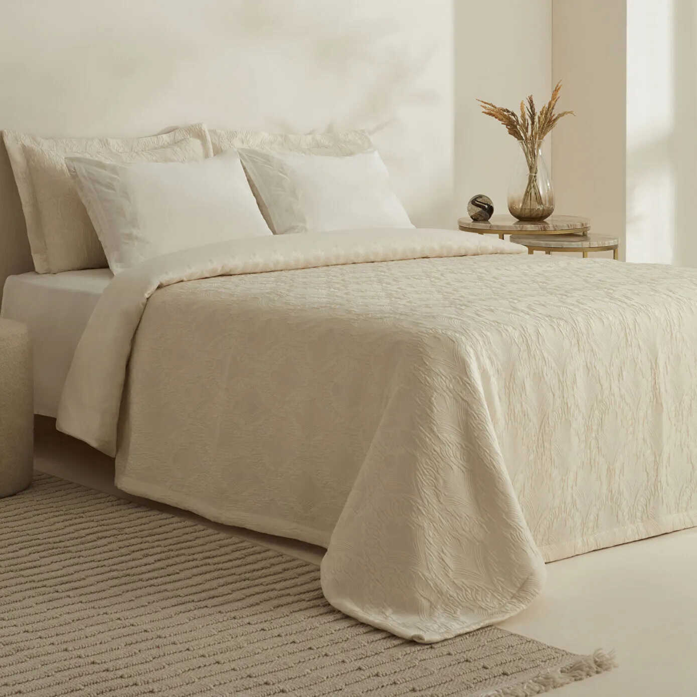 Krem Yatak Örtüsü