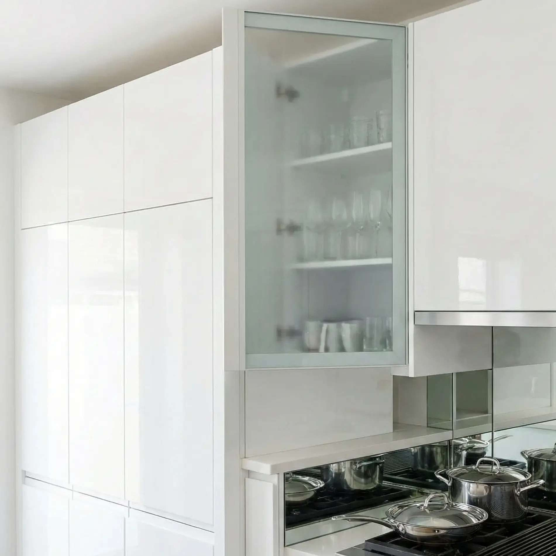 Küçük Mutfak Dekorasyonu: Dar Alanları Geniş Göstermenin Yolları