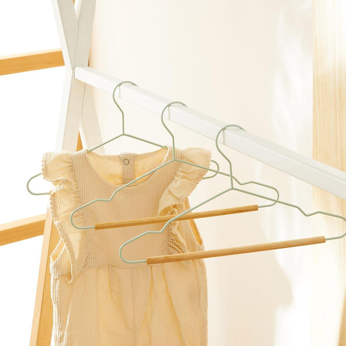 Ocean Home Textile 3'lü Ahşap Destekli Mat Mint Renk Kauçuk Kaplamalı Metal Çocuk Giysi Askısı 18 X 32 X 0.3 Cm