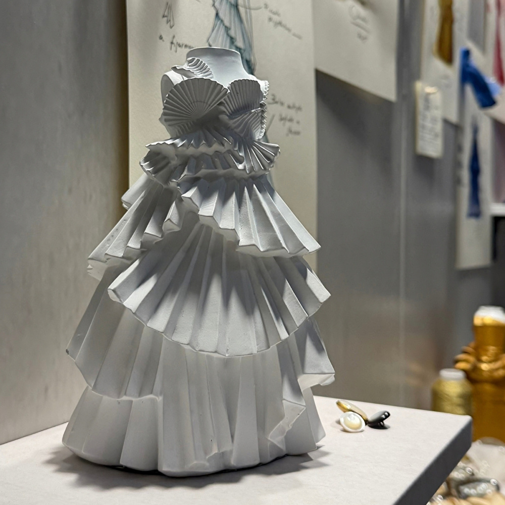 Baci Milano Atelier Bianca Beyaz Elbise Formunda İçi Cam Difüzör ve Vazo H. 21 cm görseli 1