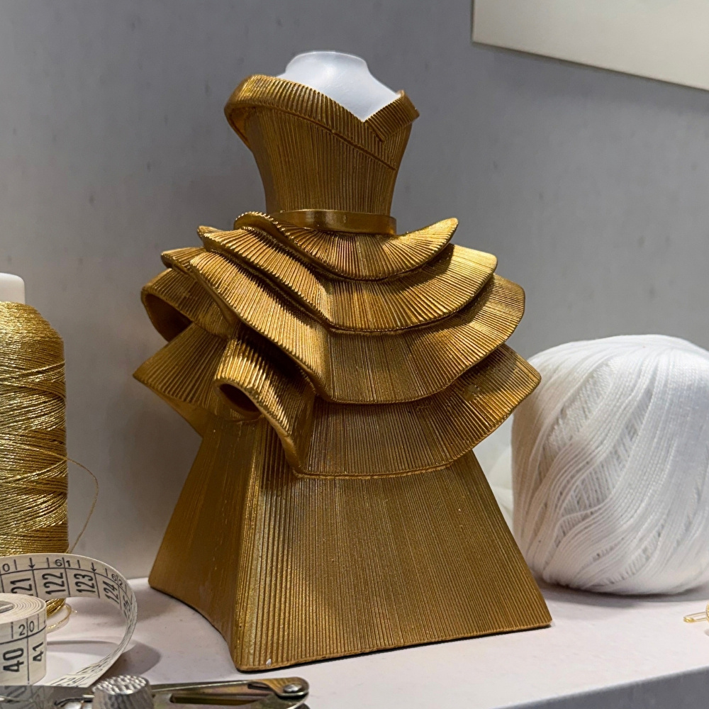 Baci Milano Atelier Naomi Altın Rengi Elbise Formunda İçi Cam Difüzör ve Vazo H. 21 cm görseli 2
