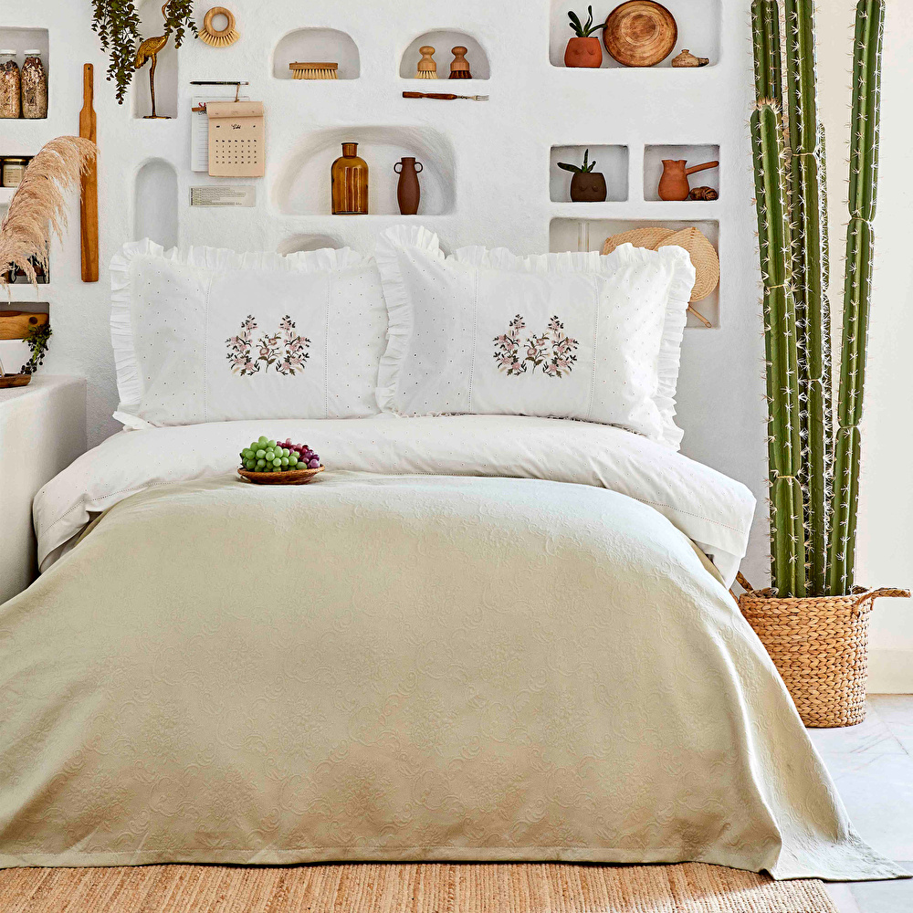 Karaca Home Garden Yeşil Çift Kişilik Nakışlı Nevresim Pike Set görseli 1