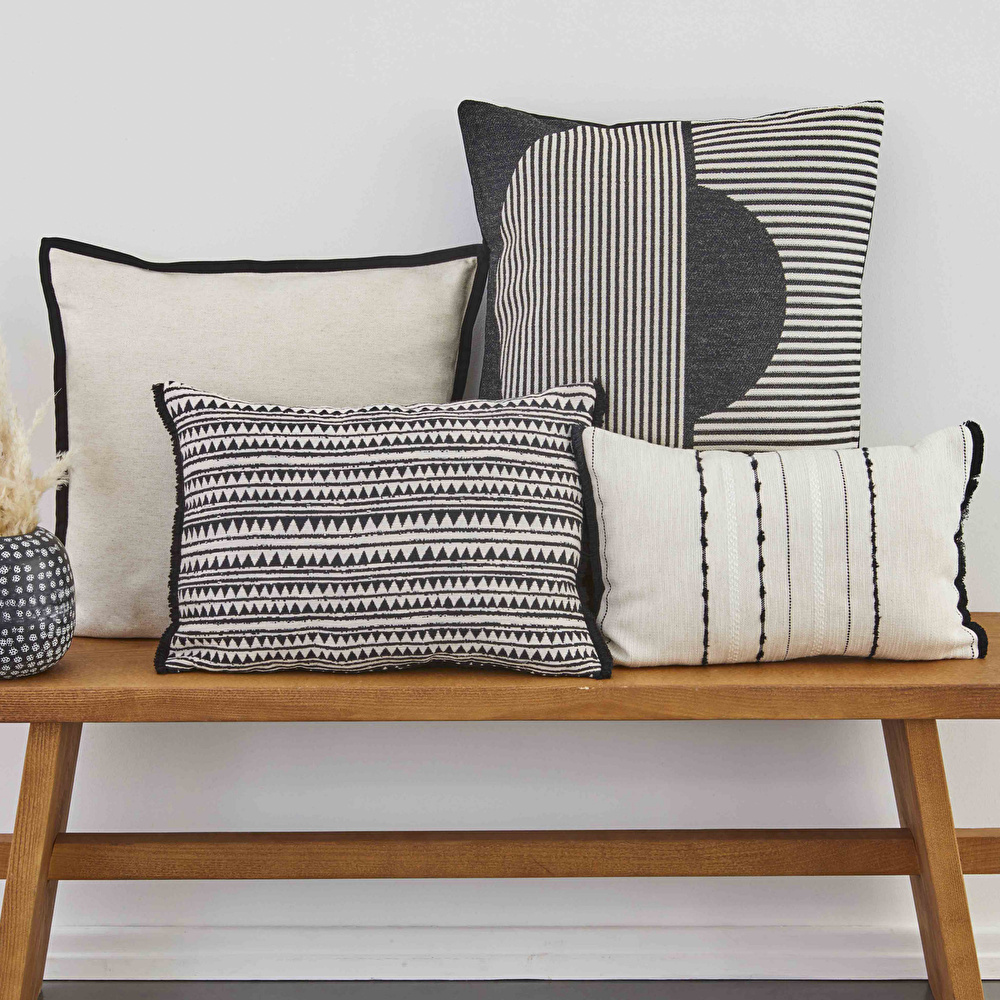 Karaca Home Rivoli Siyah İç Dolgulu Kırlent 30x50cm görseli 3