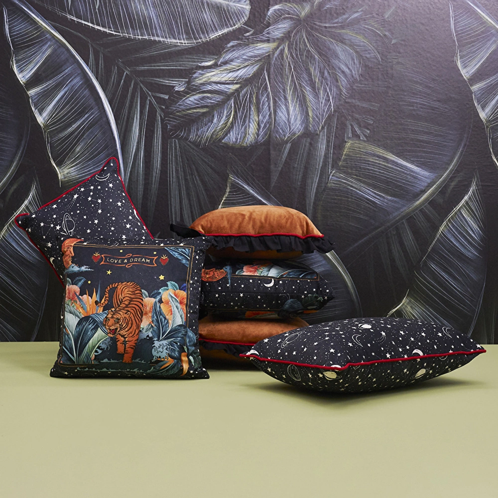 Karaca Home x 2Wins Love and Dream Space Baskılı Kırlent görseli 3