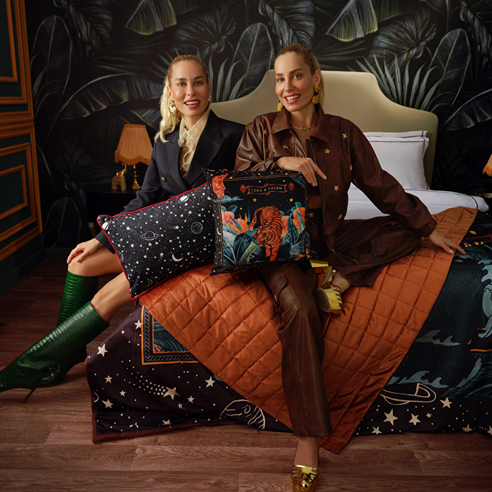 Karaca Home x 2Wins Love and Dream Space Baskılı Kırlent görseli 1