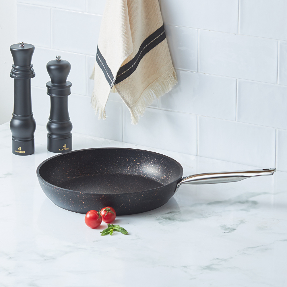 Karaca Biogranit Avanos Black Gold Tava 30 Cm Siyah görseli 1