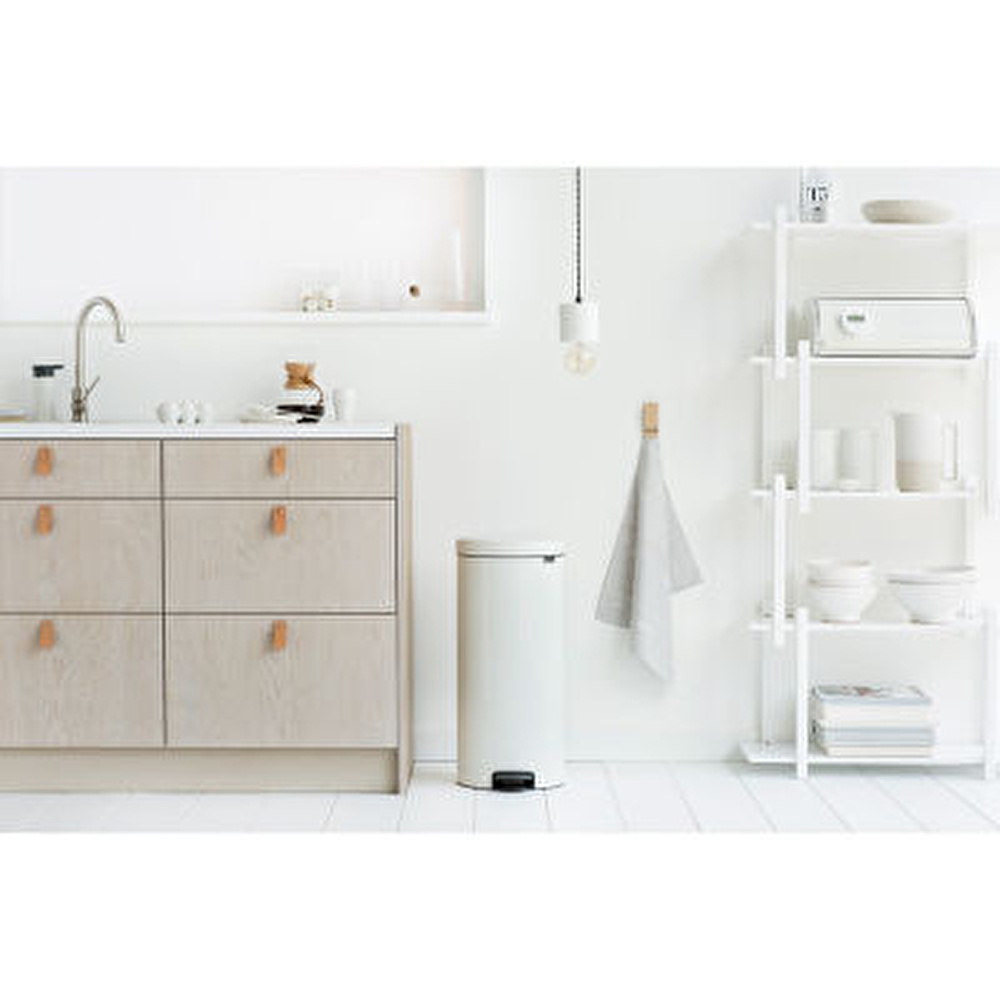 Brabantia Newicon 20 lt White Pedallı Çöp Kutusu görseli 1