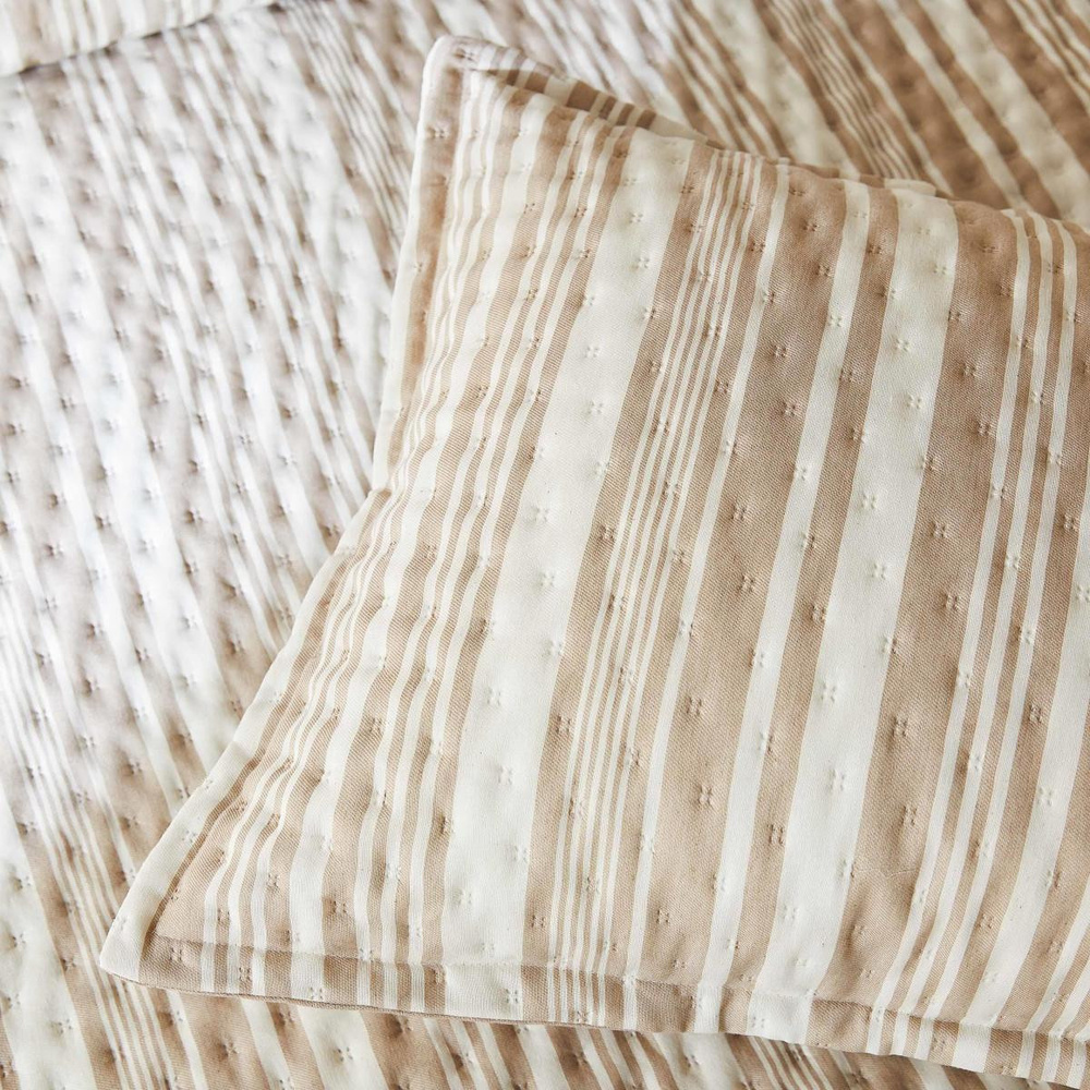 Ocean Home Textile Pamuklu Kapitoneli Bej Renk Çizgi Desen Çift Kişilik Yatak Örtüsü Seti 1 Adet 250 X 230 / 2 Adet 50 X 70 Cm görseli 3
