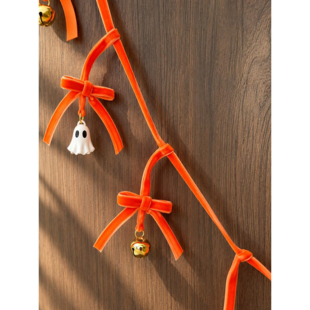 Beige & Stone 1 Metre Turuncu Fiyonklu Halloween Dekoratif Süs Zinciri – Hayalet Ve Çan Figürlü Cadılar Bayramı Asma Süsü görseli 3