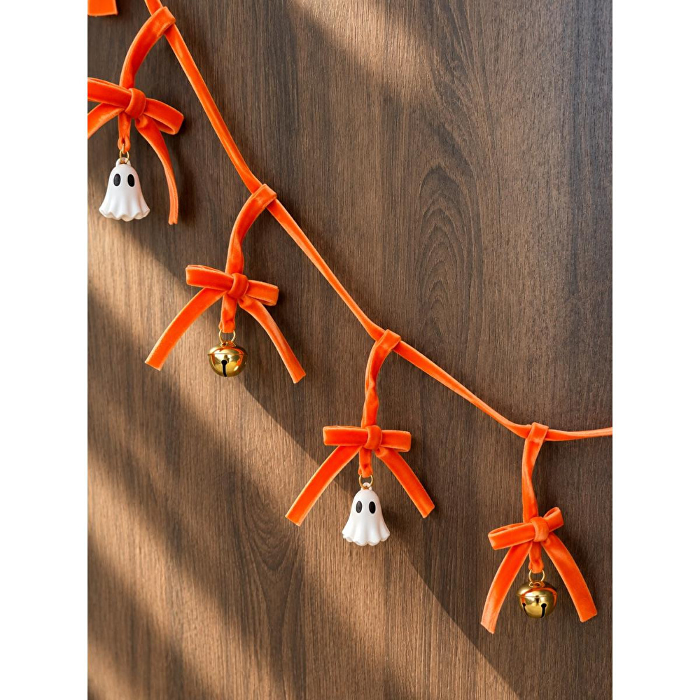 Beige & Stone 1 Metre Turuncu Fiyonklu Halloween Dekoratif Süs Zinciri – Hayalet Ve Çan Figürlü Cadılar Bayramı Asma Süsü görseli 1