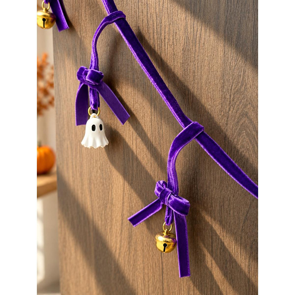 Beige & Stone 1 Metre Mor Fiyonklu Halloween Dekoratif Süs Zinciri – Hayalet Ve Çan Figürlü Cadılar Bayramı Asma Süsü görseli 3