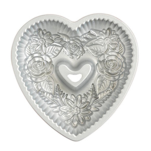 Nordicware Çiçekli Kalp Bundt Kek Kalıbı görseli 3