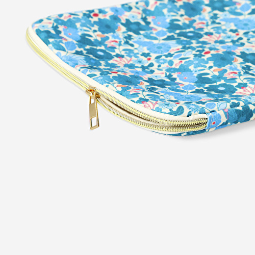 Flying Tiger Copenhagen Mavi Çiçek Desenli Tablet Çantası Flying Tiger Copenhagen Mavi Çiçek Desenli Tablet Çantası