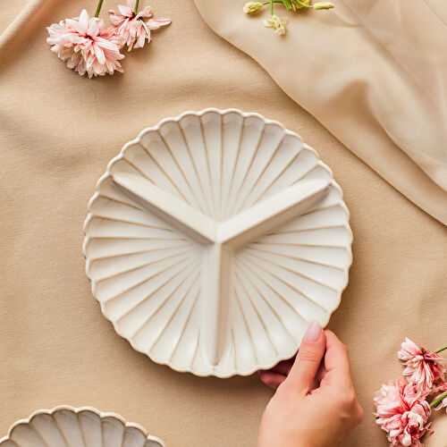 Karaca Daisy Bölmeli Sunumluk 21,5 cm Karaca Daisy Bölmeli Sunumluk 21,5 cm