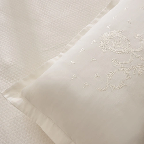 Karaca Home Leonie %100 Pamuk Nakışlı Çift Kişilik Pike Takımı Beyaz Karaca Home Leonie %100 Pamuk Nakışlı Çift Kişilik Pike Takımı Beyaz