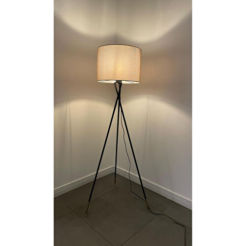 Apliqa Papel Eskitme Şapkalı Siyah Tripot Ayaklı Dekoratif Salon Lambader Apliqa Papel Eskitme Şapkalı Siyah Tripot Ayaklı Dekoratif Salon Lambader