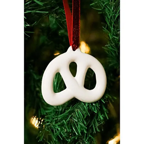 Beige & Stone Yılbaşı Ağaç Süsü Beyaz Seramik Pretzel Simit Çam Ağacı Süsü