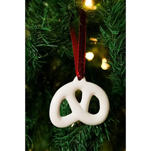 Beige & Stone Yılbaşı Ağaç Süsü Beyaz Seramik Pretzel Simit Çam Ağacı Süsü