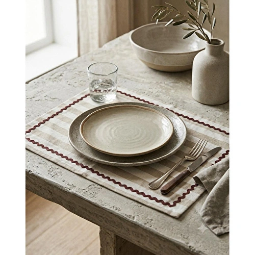 Beige & Stone Kahverengi Çizgili Bordo Biyeli Amerikan Servisi 2'li Set 33x44 Cm Sofra Ve Masa Düzeni Dekoru Beige & Stone Kahverengi Çizgili Bordo Biyeli Amerikan Servisi 2'li Set 33x44 Cm Sofra Ve Masa Düzeni Dekoru