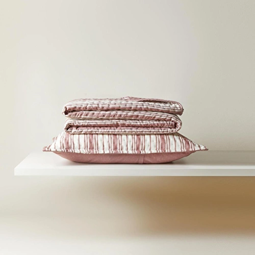 Ocean Home Textile Pamuklu Kapitoneli Bordo Renk Çizgi Desen Tek Kişilik Yatak Örtüsü Seti 1 Adet 180 X 230 / 1 Adet 50 X 70 Cm