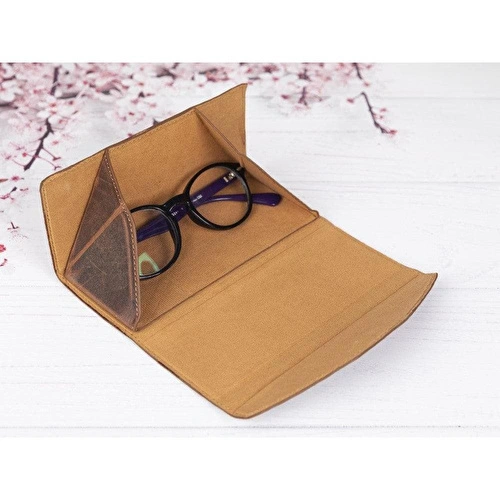 Bloominbag Prisma Saddle Heritage Deri Gözlük Kılıfı – Mıknatıslı Üçgen Tasarım