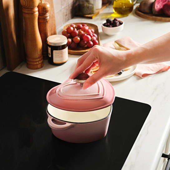 Karaca Love Emayeli Demir Döküm Tencere Pembe 18 cm