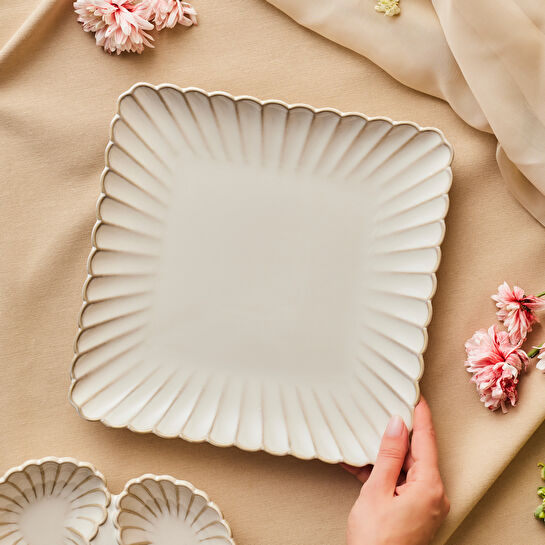 Karaca Daisy Kare Servis Tabağı 25,5 cm