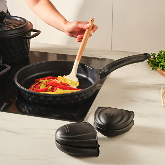 Karaca Biodiamond Döküm 7 Parça Fırın Eldiveni Hediyeli Tencere Seti