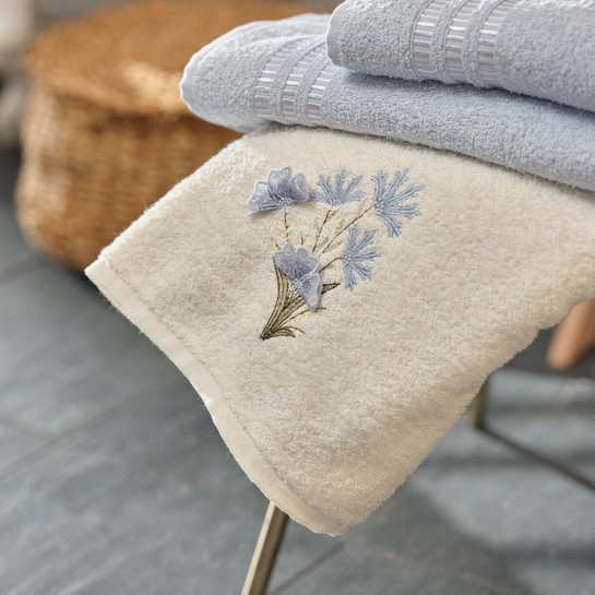Karaca Home Flower 3D Nakışlı Aile Banyo Seti Mavi