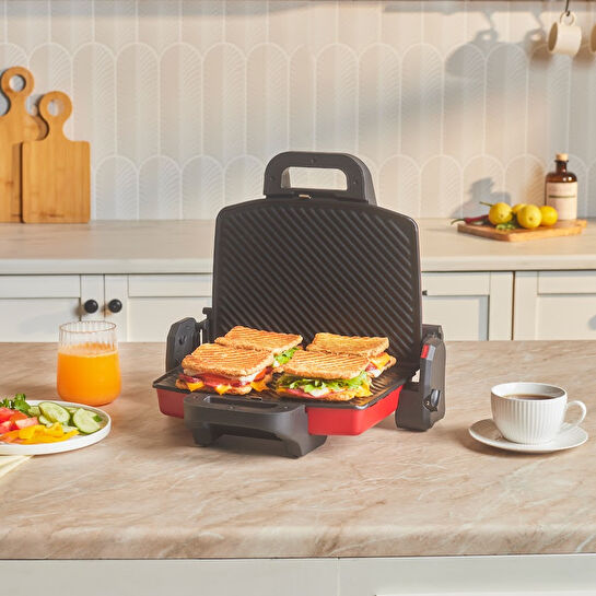 Karaca Future Essential Tost Makinesi Matte Red 1800 W 4 Dilim Kapasiteli