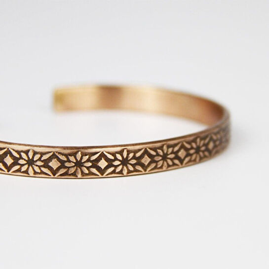 Coho Objet Coho Tılsım Bakır El İşleme Çiçek Motifli Bileklik