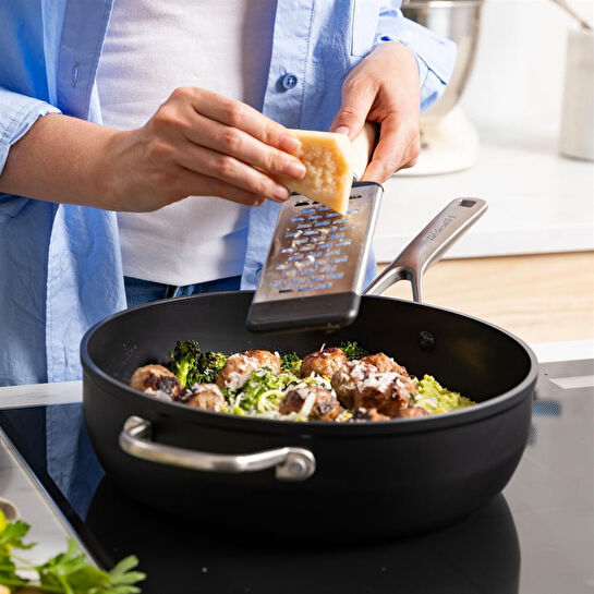 Kitchenaid Güçlendirilmiş Dövme Alüminyum Kulp Destekli Tava 28 Cm