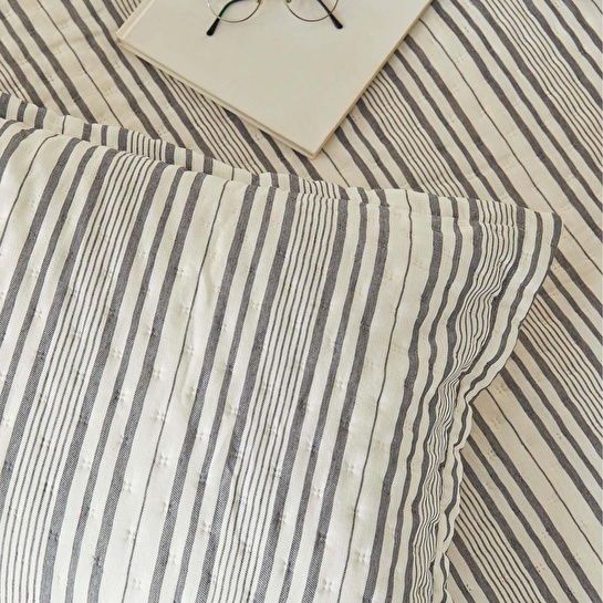 Ocean Home Textile Pamuklu Kapitoneli Antrasit Renk Çizgi Desen Çift Kişilik Yatak Örtüsü Seti 1 Adet 250 X 230 / 2 Adet 50 X 70 C