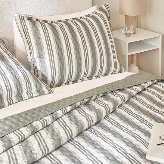 Ocean Home Textile Pamuklu Kapitoneli Haki Renk Çizgi Desen Çift Kişilik Yatak Örtüsü Seti 1 Adet 250 X 230 / 2 Adet 50 X 70 Cm
