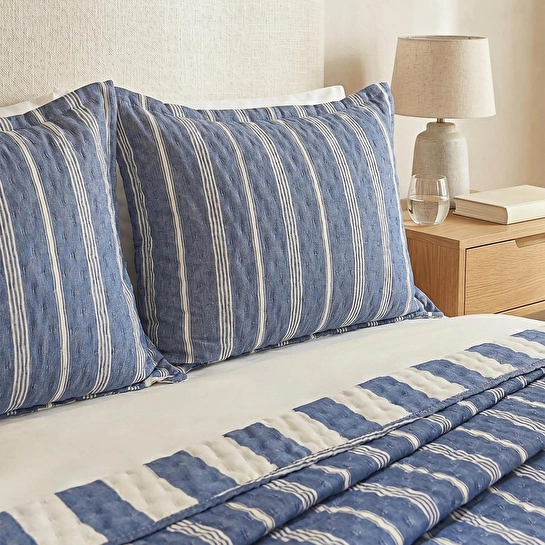 Ocean Home Textile Pamuklu Kapitoneli Lacivert Renk Çizgi Desen Çift Kişilik Yatak Örtüsü Seti 1 Adet 250 X 230 / 2 Adet 50 X 70 C