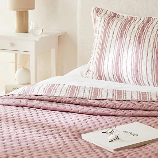 Ocean Home Textile Pamuklu Kapitoneli Bordo Renk Çizgi Desen Tek Kişilik Yatak Örtüsü Seti 1 Adet 180 X 230 / 1 Adet 50 X 70 Cm