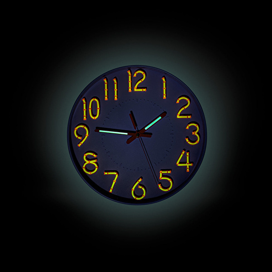 Flying Tiger Copenhagen Karanlıkta Parlayan Mor Duvar Saati