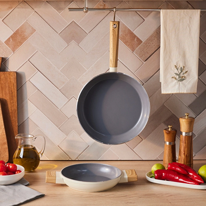 Karaca x Refika Swiss Crystal Creamy Wood Tava Sahan Set