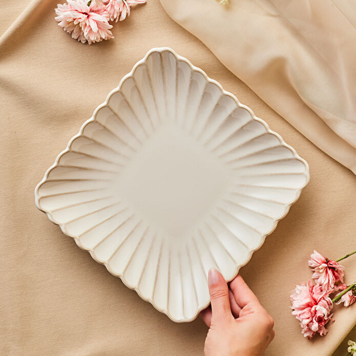 Karaca Daisy Kare Çukur Tabak 22,5 cm