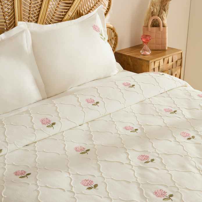 Karaca Home Hilary Çiçek Nakışlı Çift Kişilik Pike/Yatak Örtüsü Takımı Pudra