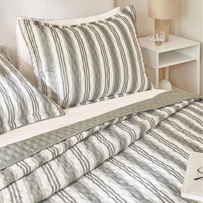 Ocean Home Textile Pamuklu Kapitoneli Haki Renk Çizgi Desen Çift Kişilik Yatak Örtüsü Seti 1 Adet 250 X 230 / 2 Adet 50 X 70 Cm
